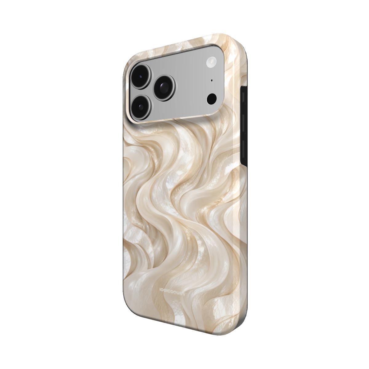 Coque Prestige Nacre vue de trois quarts, avec le rebord de la coque