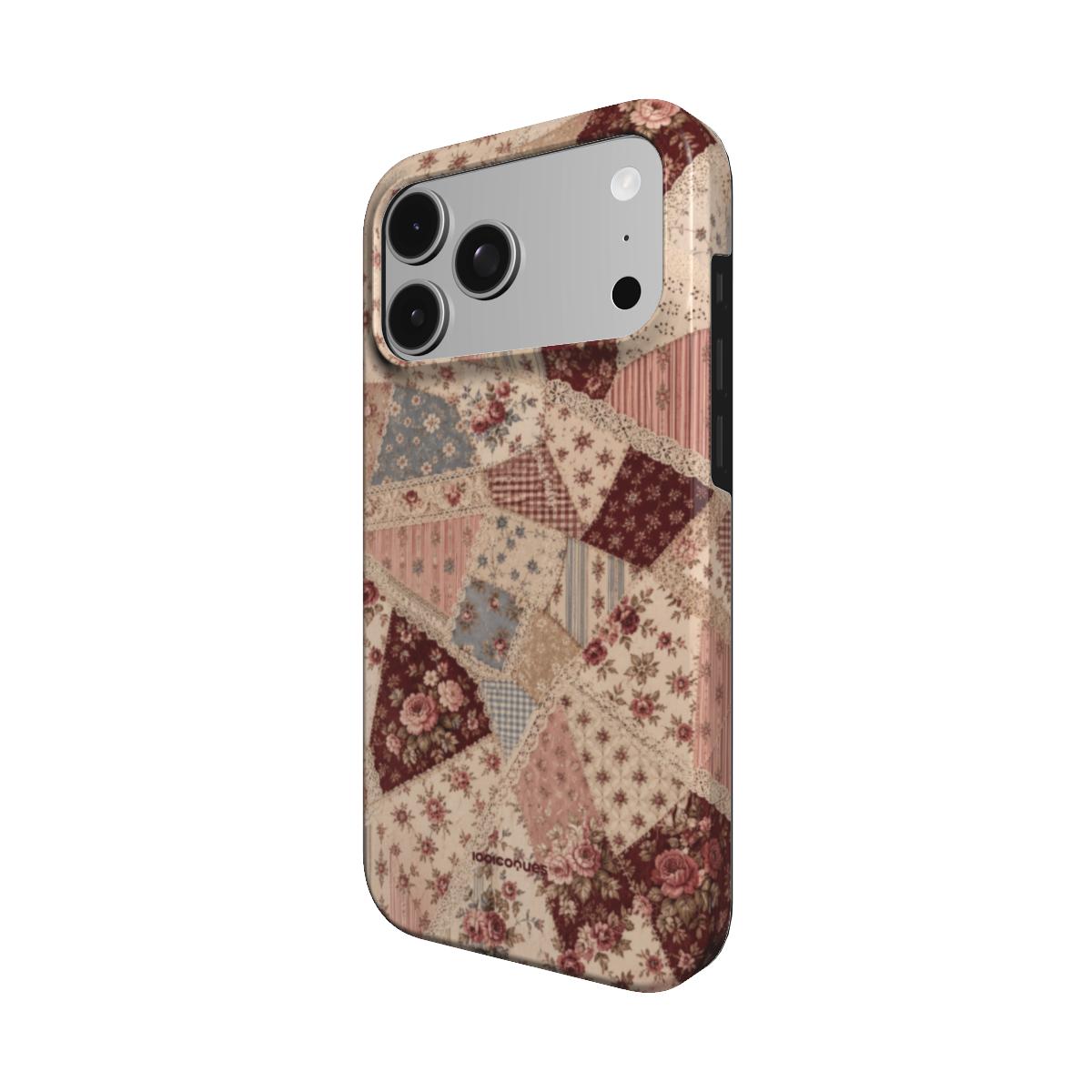 Coque Prestige Patchwork vue de trois quarts, avec le rebord de la coque