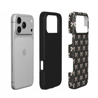 Coque Prestige Nœuds Nuit en vue éclatée : téléphone, couche intérieure souple et coque extérieure imprimée
