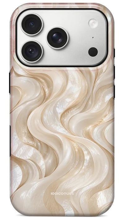 Coque Prestige Nacre vue de dos : des vagues de nacre irisée, douces et lumineuses