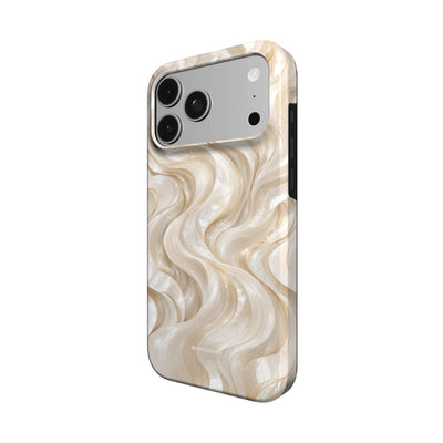 Coque Prestige Nacre vue de trois quarts, avec le rebord de la coque