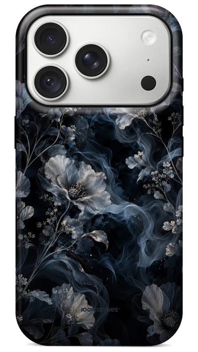 Coque Prestige Fumée vue de dos : des fleurs bleu-gris enveloppées de fumée sur fond noir