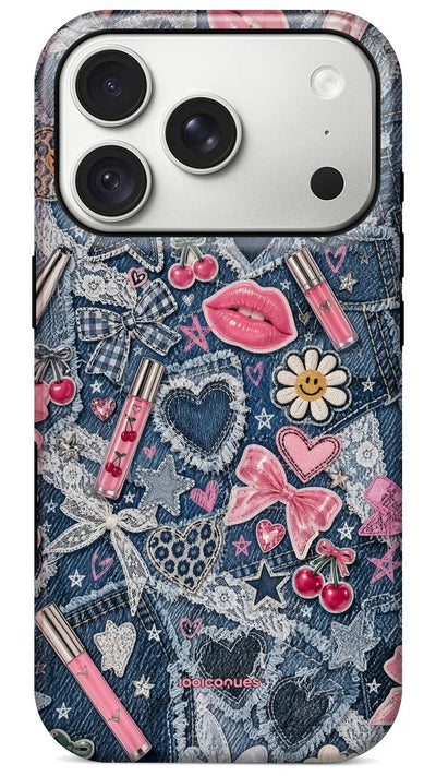 Coque Prestige Denim Pop vue de dos : un patchwork denim parsemé de rouges à lèvres