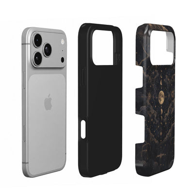 Coque Prestige Éclipse en vue éclatée : téléphone, couche intérieure souple et coque extérieure imprimée