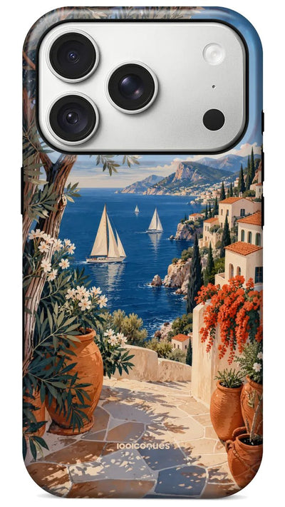 Coque Prestige Positano vue de dos : une ruelle fleurie qui descend vers la mer et ses voiliers