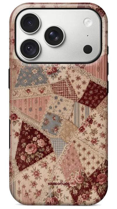 Coque Prestige Patchwork vue de dos : un patchwork de tissus fleuris rose